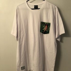 Men’s weed T-shirt NWOT.